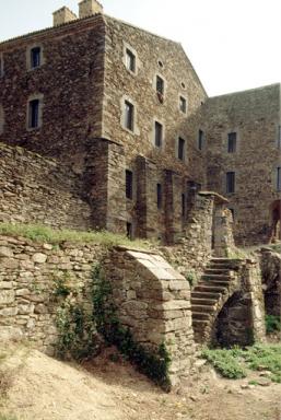 Bâtiment C, élévation ouest, vue d'ensemble prise du nord-ouest.