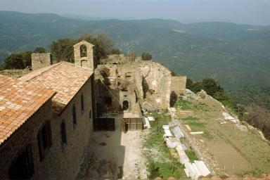 Logis du prieur. Elévation sud et église 2, élévation est, vue prise du sud, du toit du bâtiment B.