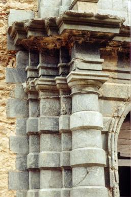 Mur d'enceinte, front sud, porte, partie inférieure : détail.