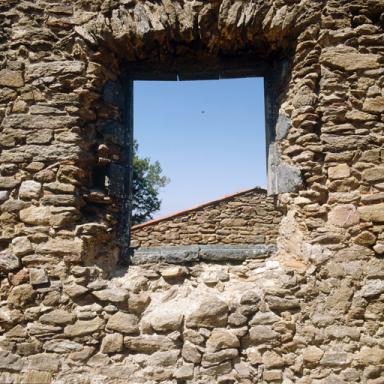 Logis du prieur, escalier, mur nord, fenêtre.