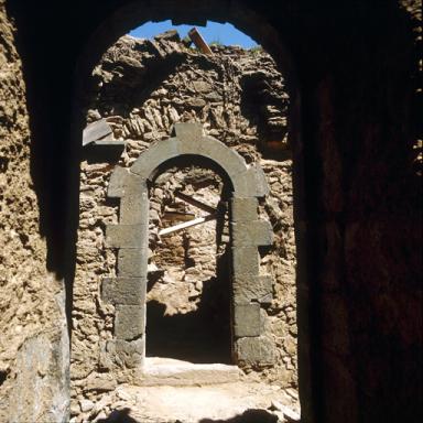 Logis du prieur, couloir d'accès au grand cloître, mur est, porte après dégagement.