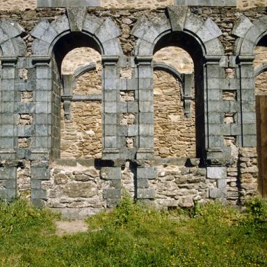 Petit cloître, galerie est, arcades 2 et 3.