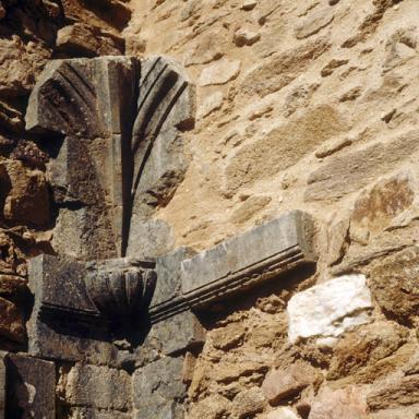 Petit cloître, galerie est, angle nord-est, culot.