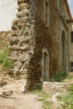Bâtiment C, aile est, angle nord-est, détail de la base.