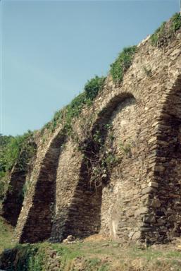 Mur d'enceinte, front est, arcades de l'extrémité sud, vue oblique prise du nord-est.