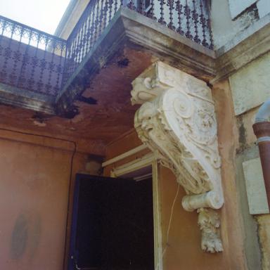 Balcon : console de droite.