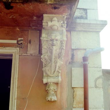 Balcon : console de droite.