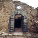 Eglise 1. Elévation est, porte, vue d'ensemble.