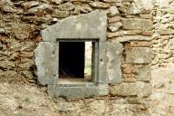 Cellule 4. Logis, mur ouest, guichet.