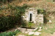 Fontaine du chemin de la Môle, vue de face.