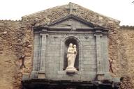 Mur d'enceinte, front sud, porte, partie supérieure : vue d'ensemble.