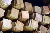 Travaux de restauration : trempage des carreaux.