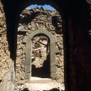 Logis du prieur, couloir d'accès au grand cloître, mur est, porte après dégagement.