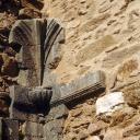 Petit cloître, galerie est, angle nord-est, culot.