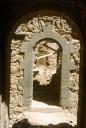 Logis du prieur, couloir d'accès au grand cloître, mur est, porte après dégagement.