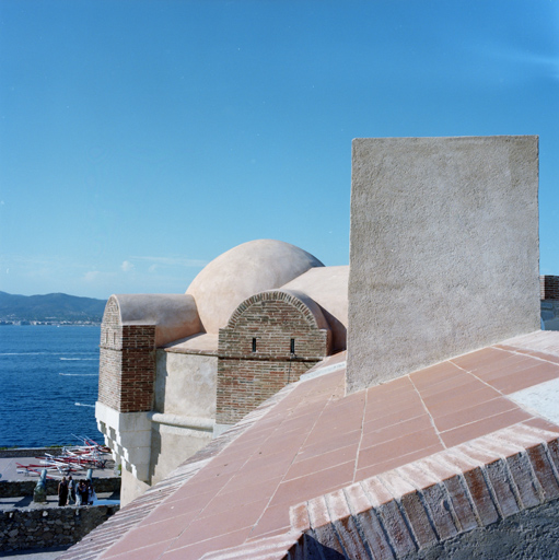 Donjon (1) : parapet du corps central et d'une tour, avec coupole et bretches.