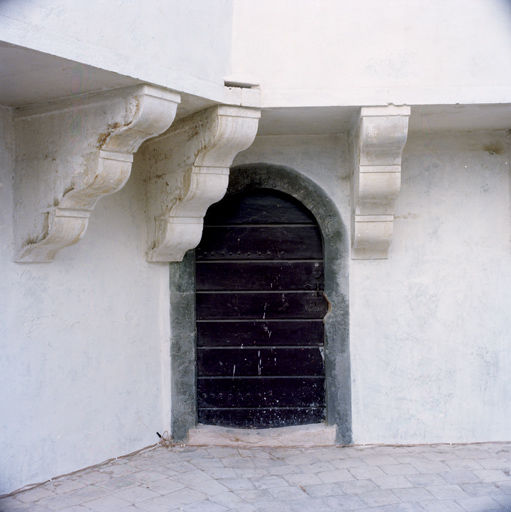 Donjon (1) : porte d'une casemate en rez-de-cour entre corbeaux de la galerie d'tage.