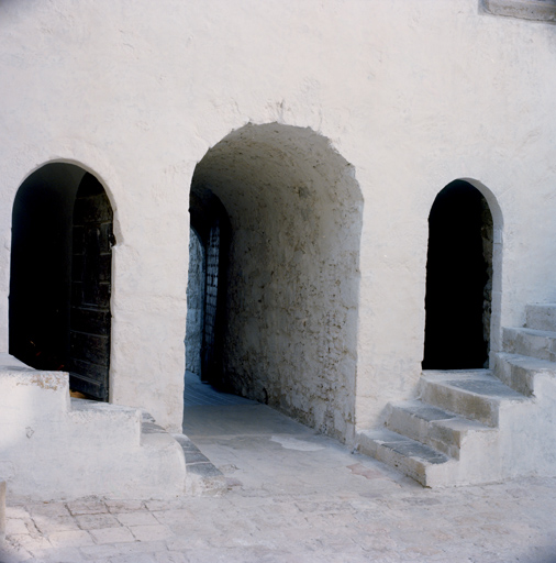 Donjon (1) : dbouch de la porte sur la cour intrieure, escaliers de la galerie d'tage.