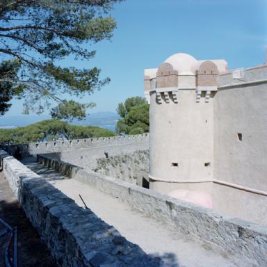 Donjon : chemin couvert (3), foss (2) et tour d'angle nord-ouest du donjon (1).