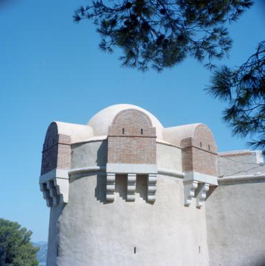 Donjon (1) : couronnement d'une des tours, vu du dehors ; parapet, coupole, bretèches.
