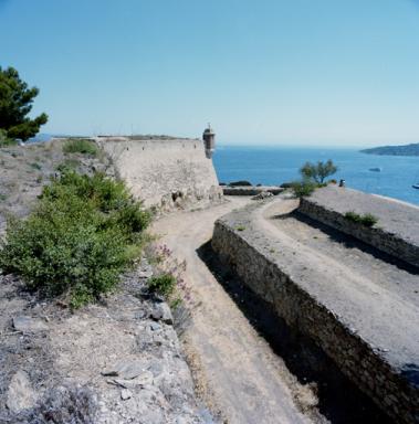 Front sud-est : redan 14 et son chauguette, foss et chemin couvert, vus du point 13.