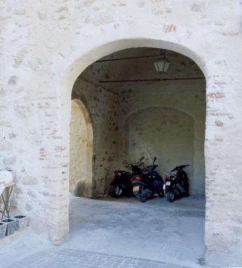 Arcade d'entre sud et sas de la tour-porte du front est, porte et issue mure.