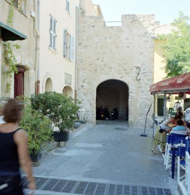 Flanc gauche de la tour-porte du front est, avec arcade d'entrée du 2eme état.