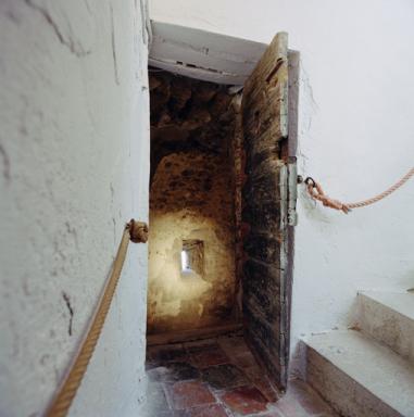 Donjon (1) : porte d'accs au local d'une des tours, depuis l'escalier en vis.