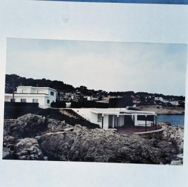 La villa et l'étage de soubassement de la piscine. Vue prise du sud.