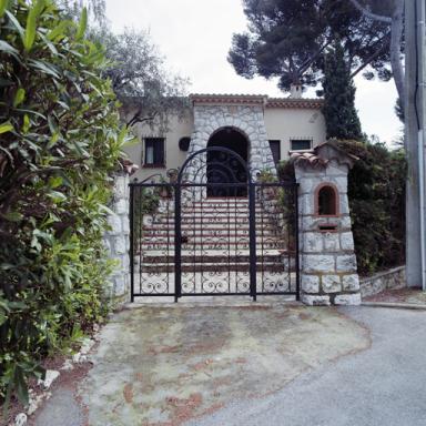 La façade antérieure nord vue au travers du portail du jardin.