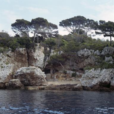 Rivage ouest. La plage artificielle vue de la mer.