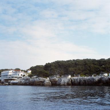 Les premiers bungalows à côté du pavillon Eden Roc. Vue de situation prise de la mer, du sud-ouest.