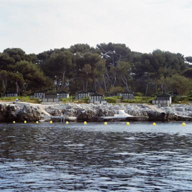 Les bungalows. Vue de situation prise de la mer, du sud-ouest.