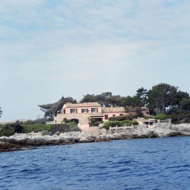 Elévation est. Vue rapprochée prise de la mer.