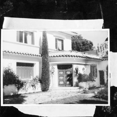 La maison. Façade sud. Vue de volume prise sur la porte d'entrée.