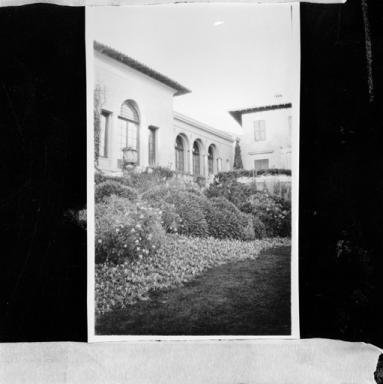 Vue partielle du pavillon Est avec son aile en rez-de-chaussée, depuis le sud-ouest, vers 1930.