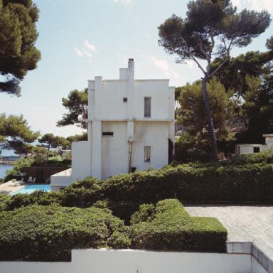 Elévation latérale nord. Vue prise de la villa Tanah Merah.