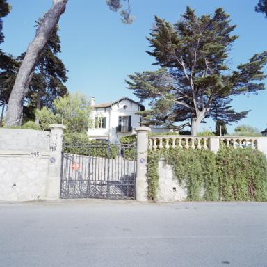 Villa Mrozowicki ou villa l'Aiglon. Parcelle 1979 CI 48. 995, boulevard Maréchal-Juin. Vue d'ensemble prise de l'ouest.
