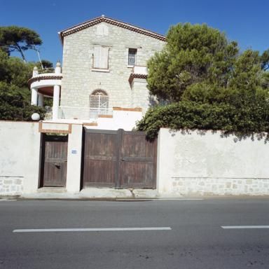 Maison. Parcelle 1979 BY 107. 144, boulevard de la Garoupe. Vue d'ensemble prise de l'est.