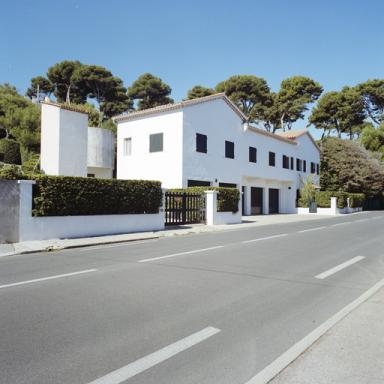 Les communs. Façade antérieure est. Vue d'ensemble.