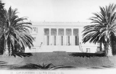 Façade ouest. Vue d'ensemble avec le tapis vert.