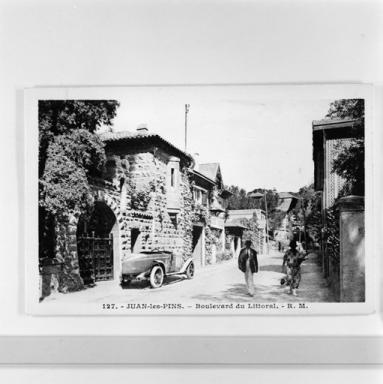 Le boulevard du Littoral et la Villa Picolette à l'arrière plan.