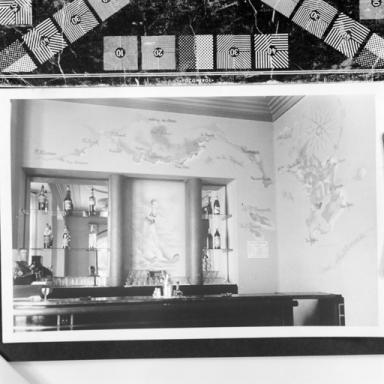 Le bar et son décor peint.