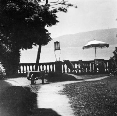 Vue partielle de la terrasse avec balustrade surmontée d'un lampadaire.