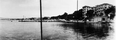 Vue d'ensemble de la façade est de l'hôtel, vers 1950 (?).