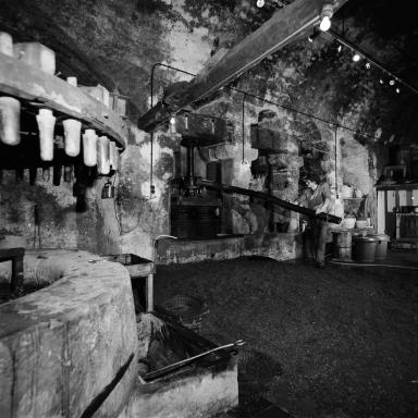 Intérieur vu de l'ouest. Chapelle et pressoir.