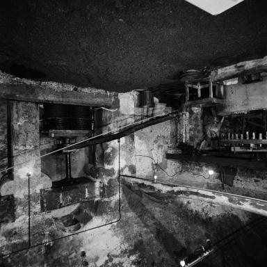 Intérieur vu de l'ouest. Pressoir et tour du cabestan.
