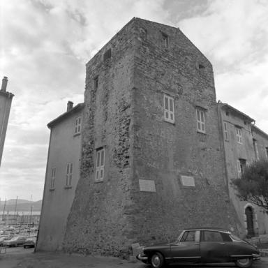 Tour Suffren et maison.