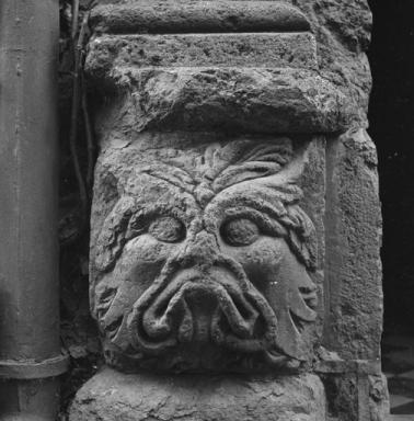 Détail de la porte : base du piédroit.
