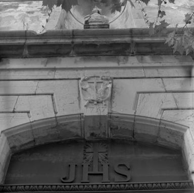 Façade principale : clef datée et buste.